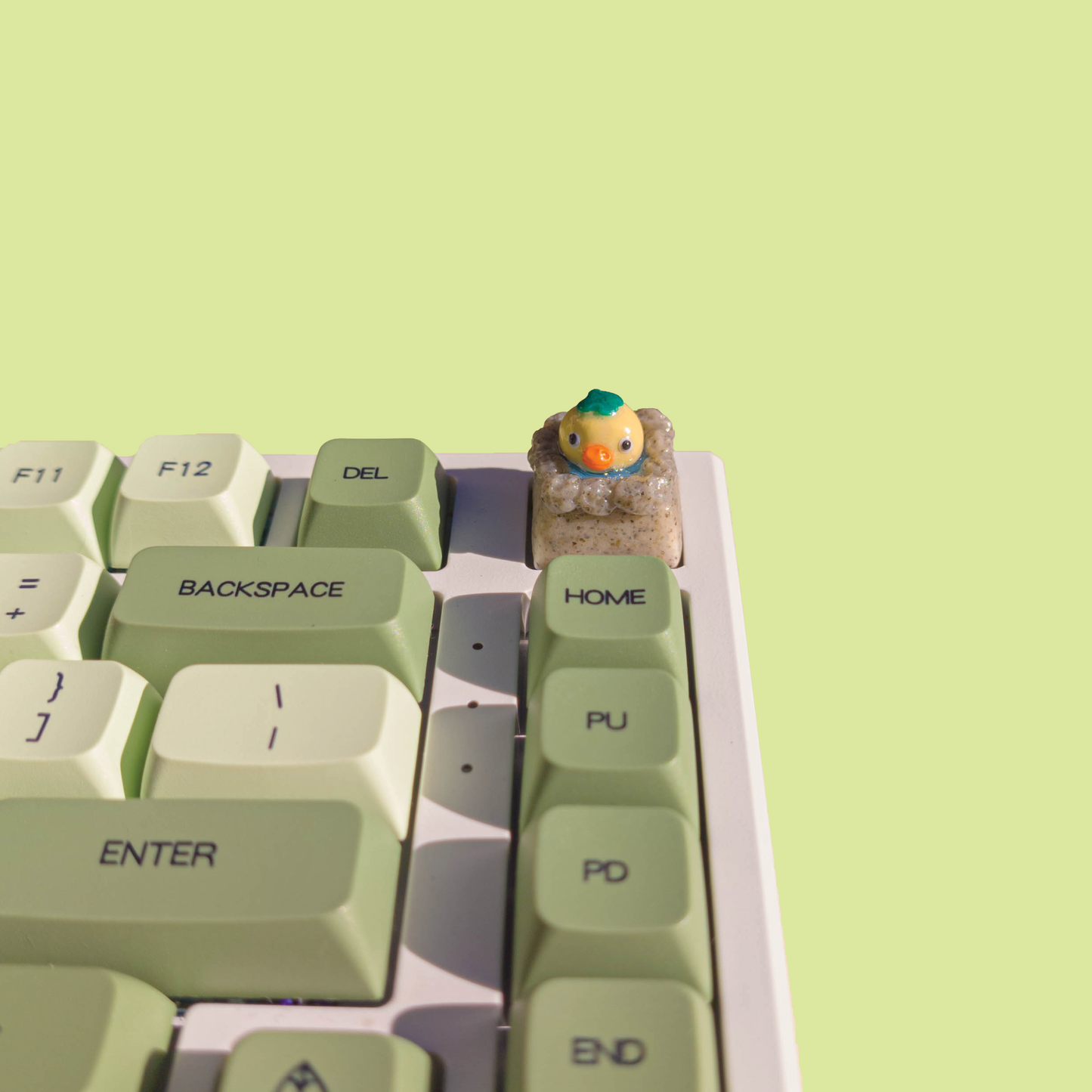 Relaxing Chicky in Onsen Artisan Keycap